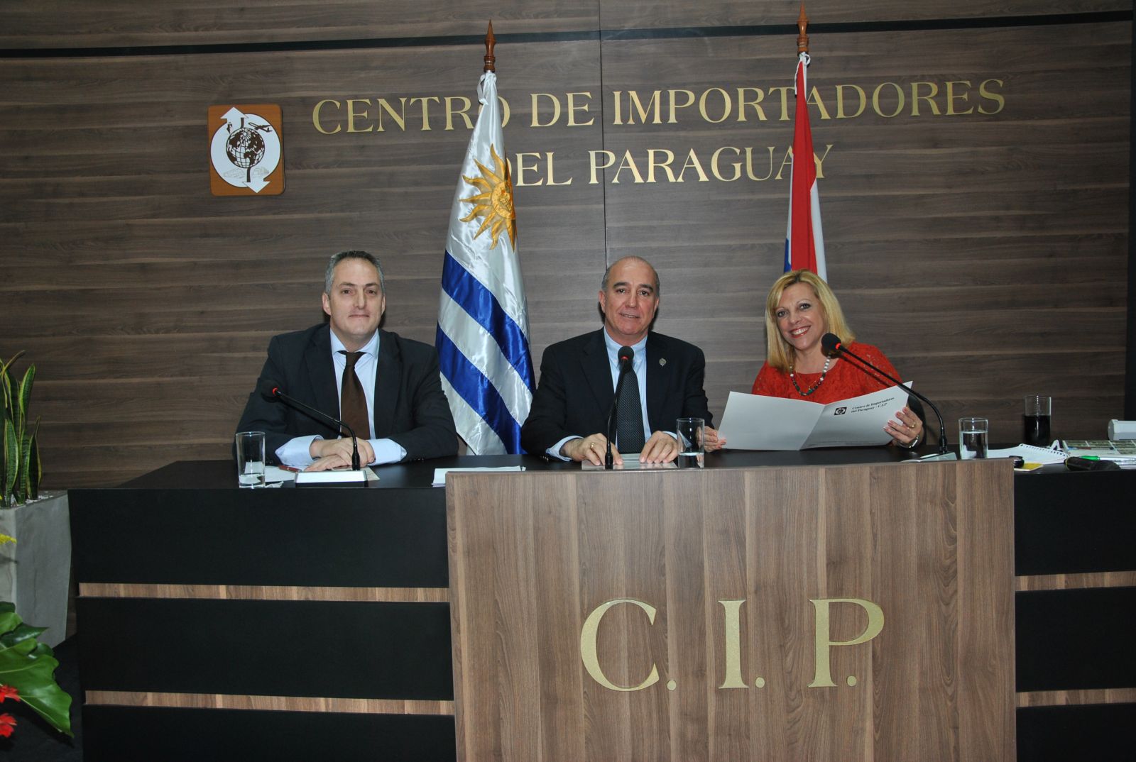 FIRMA DE ACUERDO DE COOPERACIÓN ENTRE EL CENTRO DE IMPORTADORES DEL PARAGUAY Y EL INALOG
