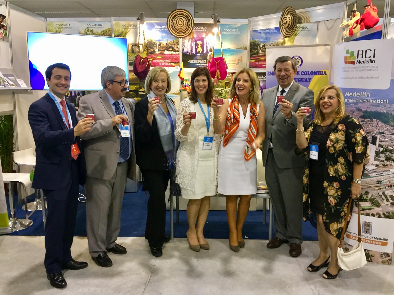 Visita a stand de Colombia en China-LAC
