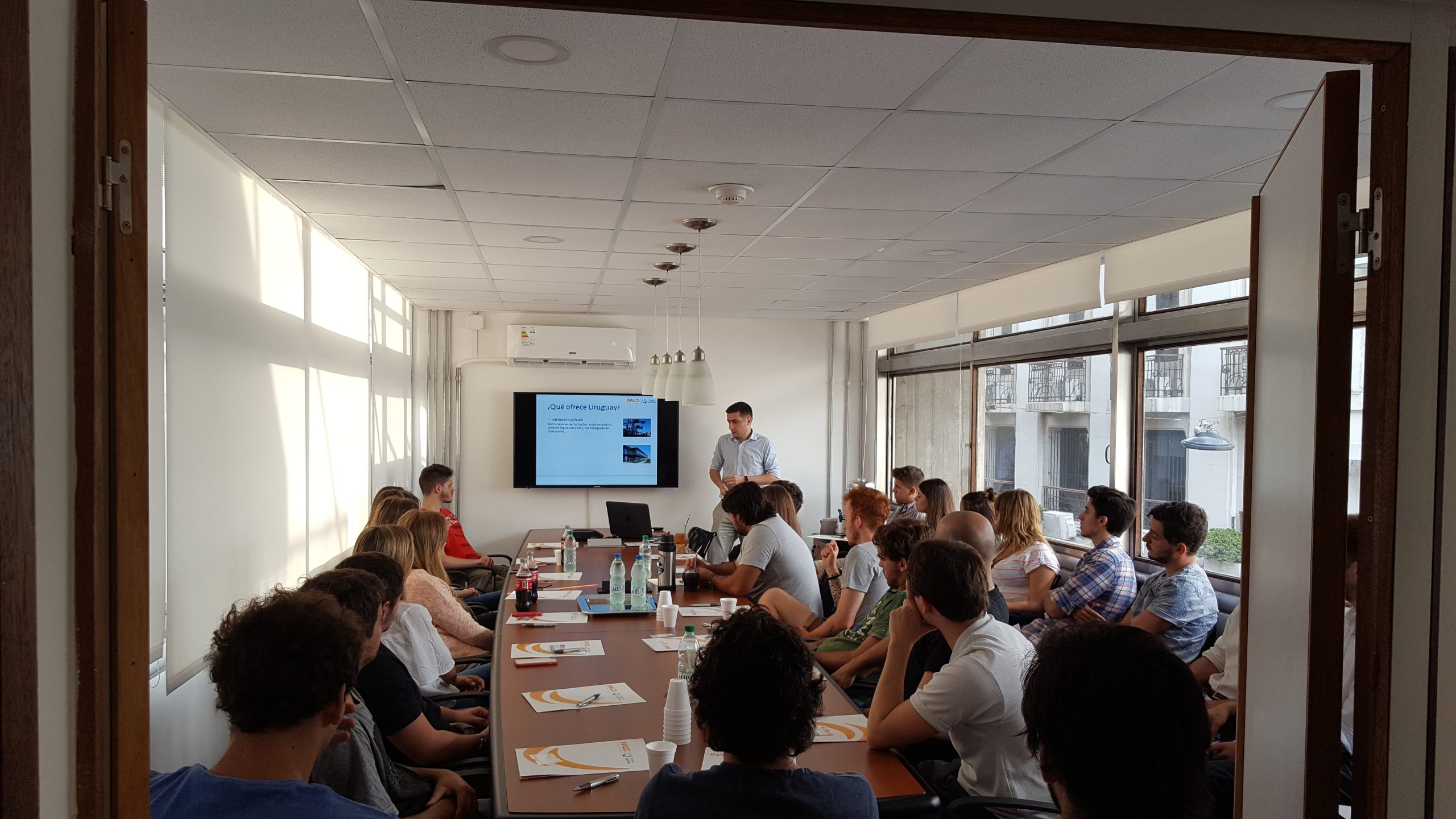 Visita de estudiantes de la Licenciatura en Logística de la UCU