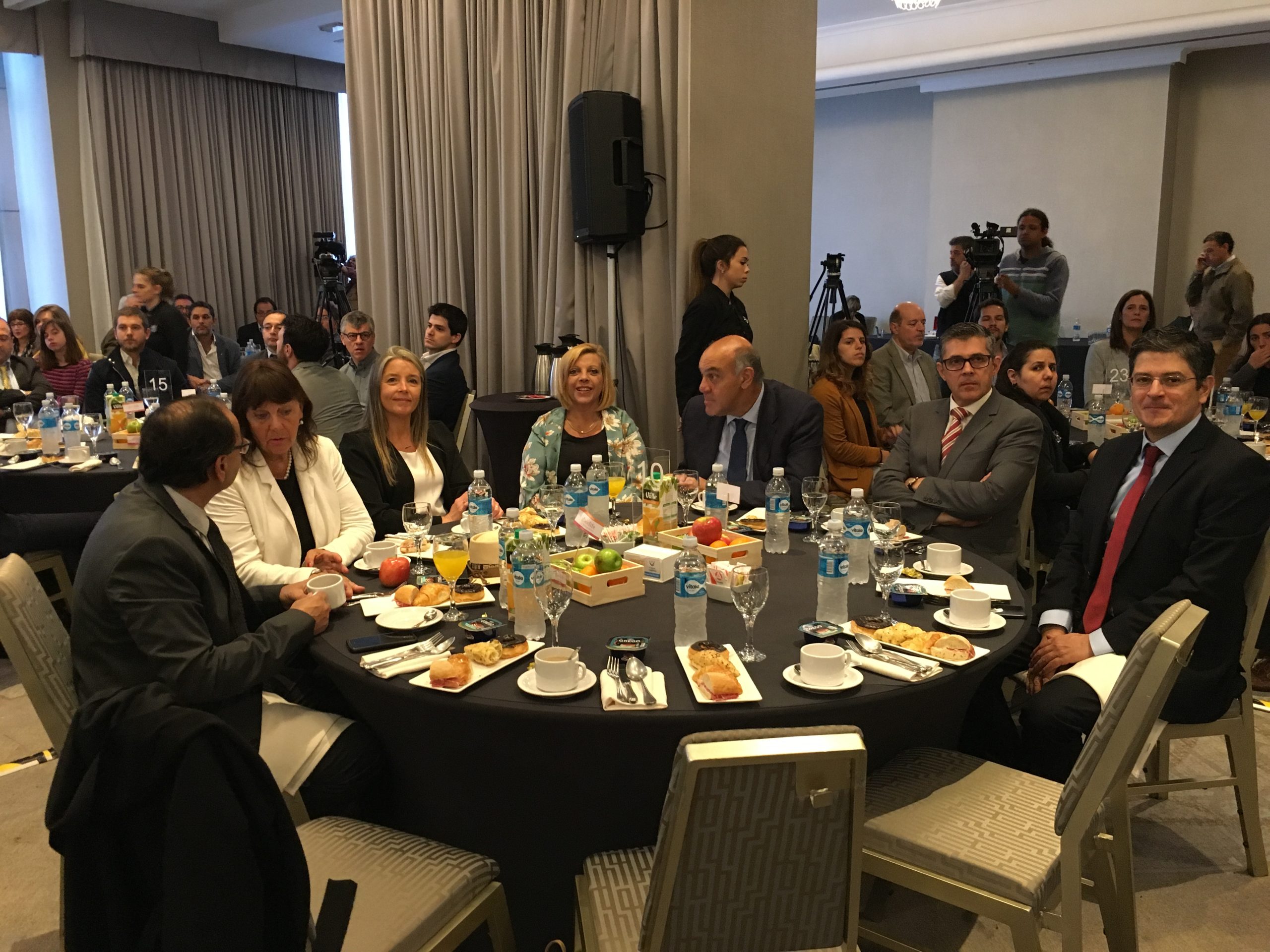 Desayuno Útil de Somos Uruguay, Ministra Carolina Cosse