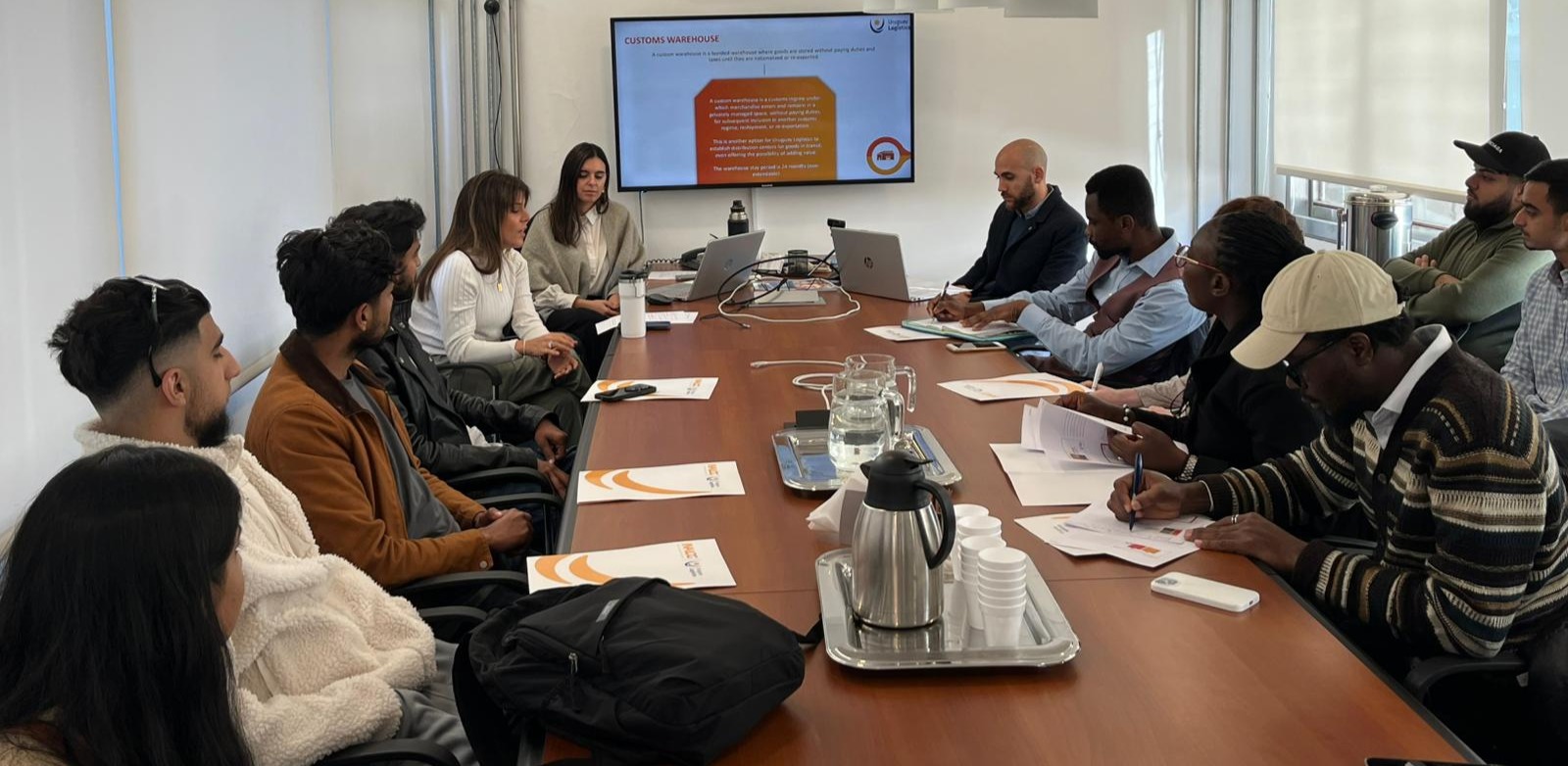 Estudiantes de la Universidad de Bradford conocieron el modelo del Uruguay Logístico